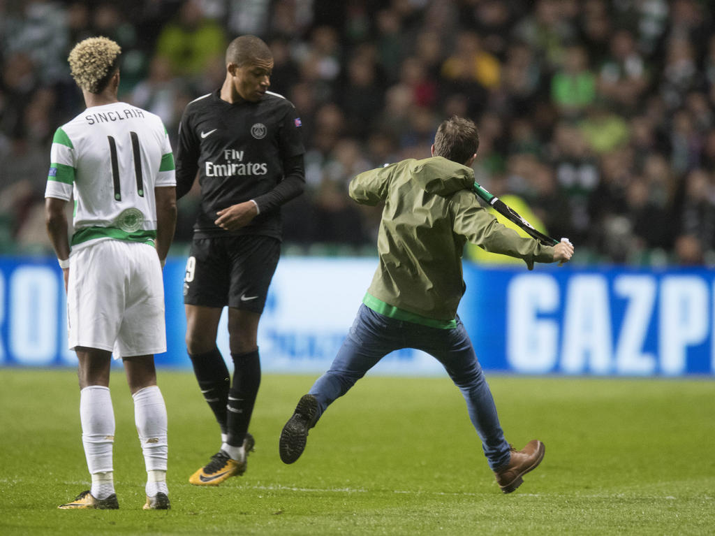 Kylian Mbappé sah sich einem Angriff durch einen Celtic-Fan ausgesetzt Kylian Mbappé sah sich einem Angriff durch einen Celtic-Fan ausgesetzt
