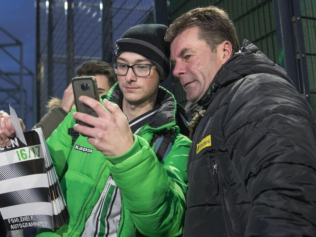 Gladbach-Coach Dieter Hecking möchte die Nutzung von Smartphones reduzieren Gladbach-Coach Dieter Hecking möchte die Nutzung von Smartphones reduzieren