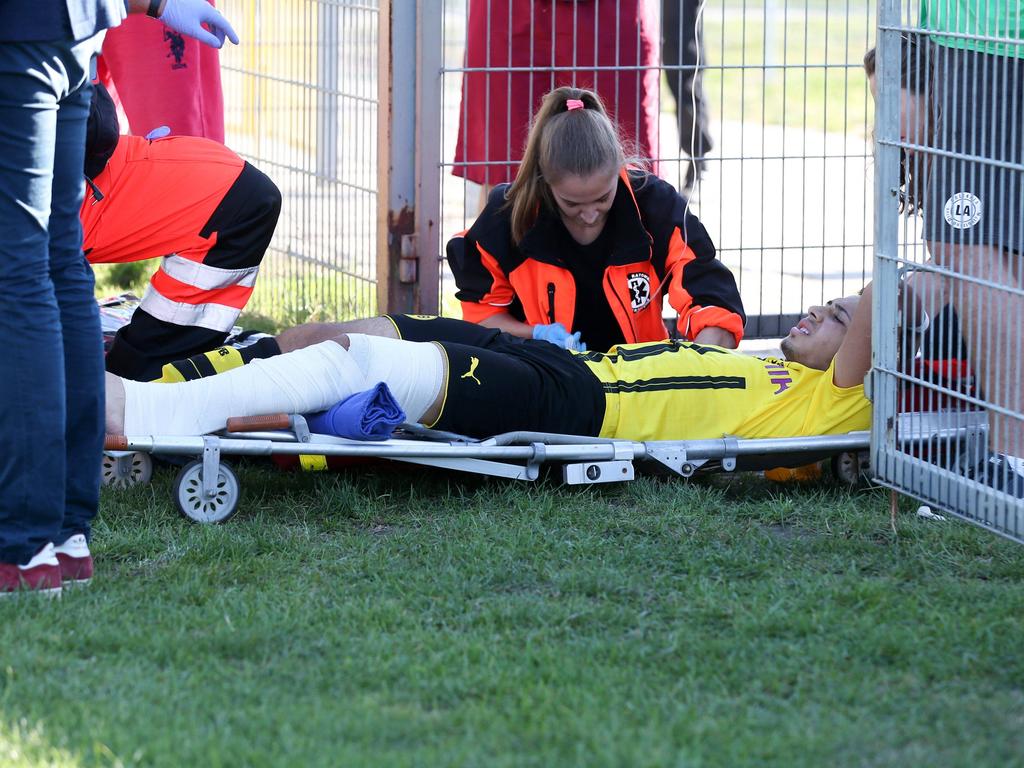 Dario Scuderi musste vom Feld getragen werden Dario Scuderi musste vom Feld getragen werden