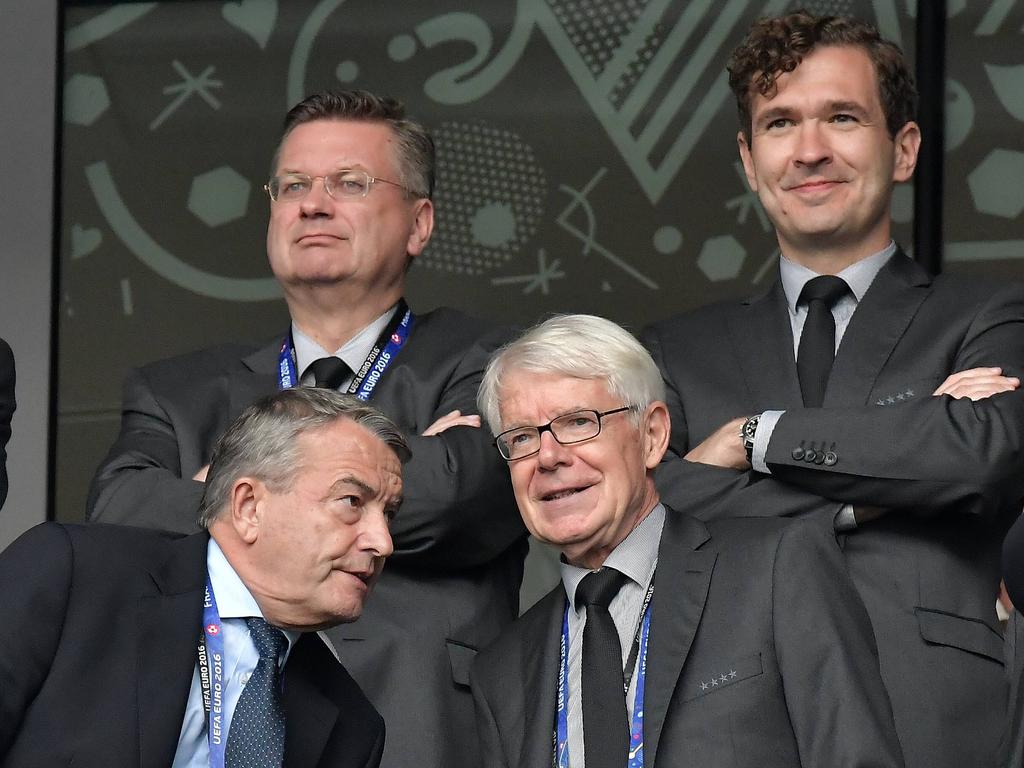 Reinhard Grindel (oben links) teilt gegen Wolfgang Niersbach (unten links) aus Reinhard Grindel (oben links) teilt gegen Wolfgang Niersbach (unten links) aus