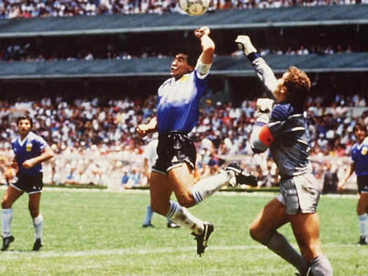 Maradona, en la lucha con el portero inglés, marcó con la mano. (Foto: Getty) Maradona, en la lucha con el portero inglés, marcó con la mano. (Foto: Getty)