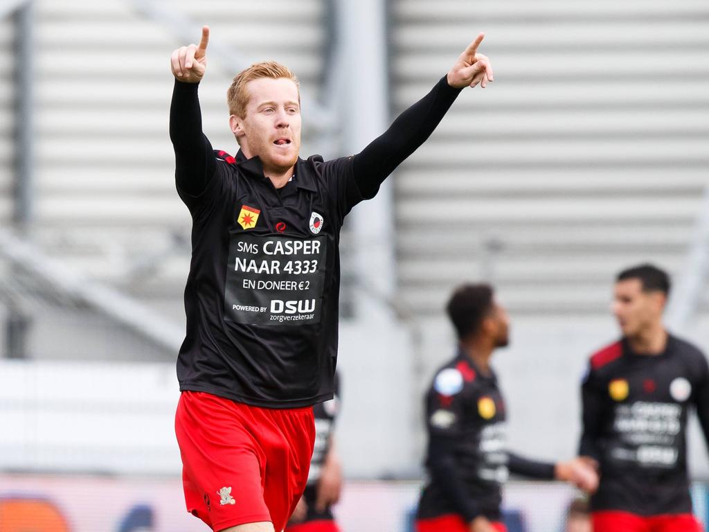 Excelsior komt vroeg in de wedstrijd op een verrassende 1-0 voorsprong tegen Ajax. Het is Mike van Duinen die een fout van Matthijs de Ligt afstraft. Het doelpunt komt uitendelijk op naam van Kenny Tete, die het laatste zetje gaf. (19-03-2017) Excelsior komt vroeg in de wedstrijd op een verrassende 1-0 voorsprong tegen Ajax. Het is Mike van Duinen die een fout van Matthijs de Ligt afstraft. Het doelpunt komt uitendelijk op naam van Kenny Tete, die het laatste zetje gaf. (19-03-2017)