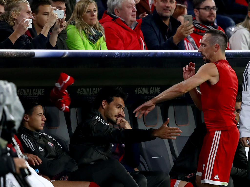 Franck Ribéry schleuderte sein Trikot nach seiner Auswechselung auf die Bank Franck Ribéry schleuderte sein Trikot nach seiner Auswechselung auf die Bank