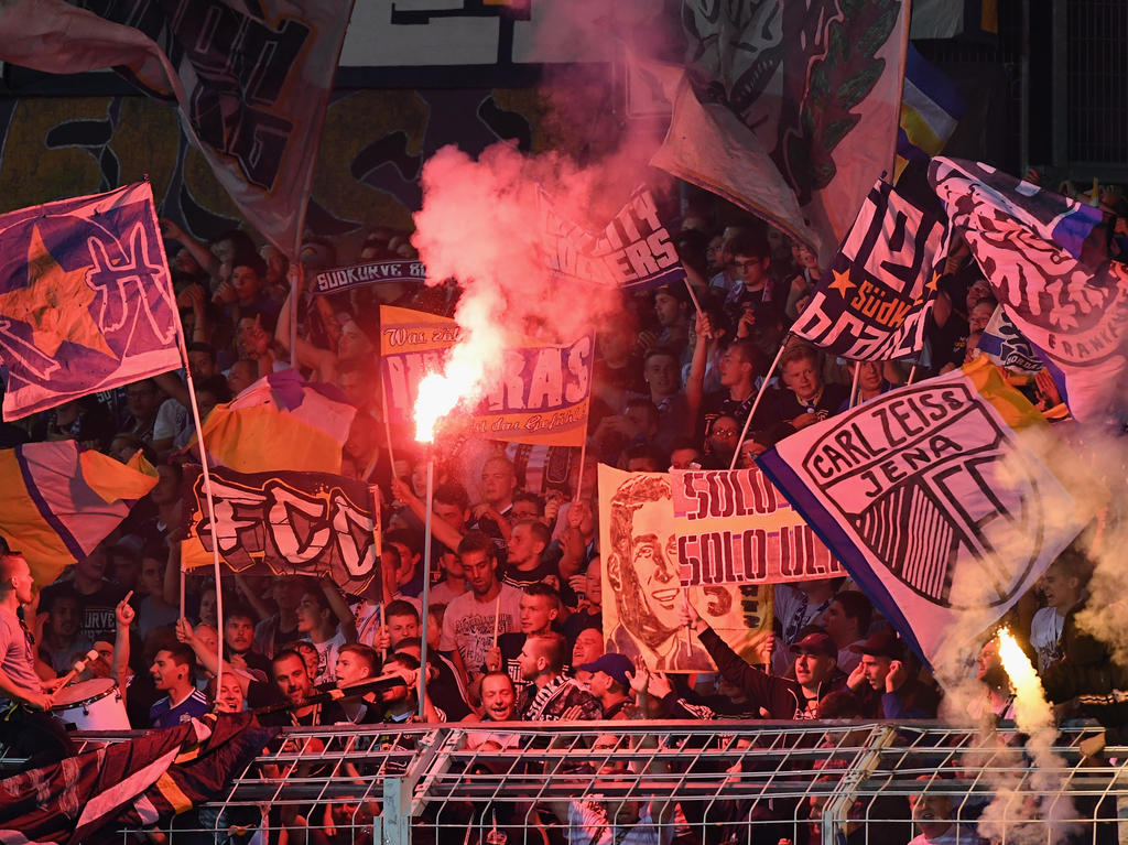 Die Fans von Carl Zeiss Jena hoffen auf eine Rückkehr in den bezahlten Fußball Die Fans von Carl Zeiss Jena hoffen auf eine Rückkehr in den bezahlten Fußball