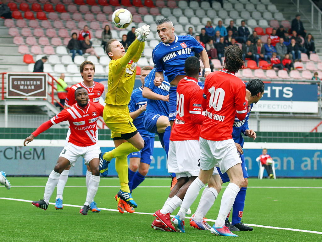 Keeper Richard Arends (m.) van FC Oss zit naast de bal waardoor MVV speler Antonio Stankov (m) de bal er in kopt. (21-04-2014 Keeper Richard Arends (m.) van FC Oss zit naast de bal waardoor MVV speler Antonio Stankov (m) de bal er in kopt. (21-04-2014