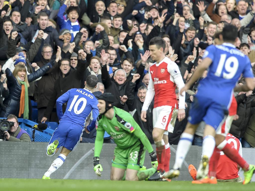 Eden Hazard (l.) kan juichen na een prachtige solo. Petr Čech en Laurent Koscielny blijven verslagen achter, terwijl Diego Costa (r.) het feestje mee wil vieren. (04-02-2017) Eden Hazard (l.) kan juichen na een prachtige solo. Petr Čech en Laurent Koscielny blijven verslagen achter, terwijl Diego Costa (r.) het feestje mee wil vieren. (04-02-2017)