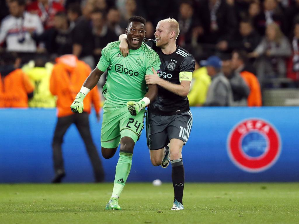 André Onana (l.) en Davy Klaassen (r.) zijn dolblij na het bereiken van de finale van de Europa League. (11-05-2017) André Onana (l.) en Davy Klaassen (r.) zijn dolblij na het bereiken van de finale van de Europa League. (11-05-2017)