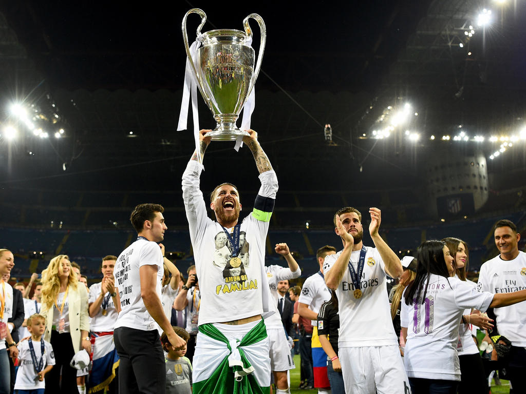 Sergio Ramos lift de Champions League-beker! (28-05-2016) Sergio Ramos lift de Champions League-beker! (28-05-2016)