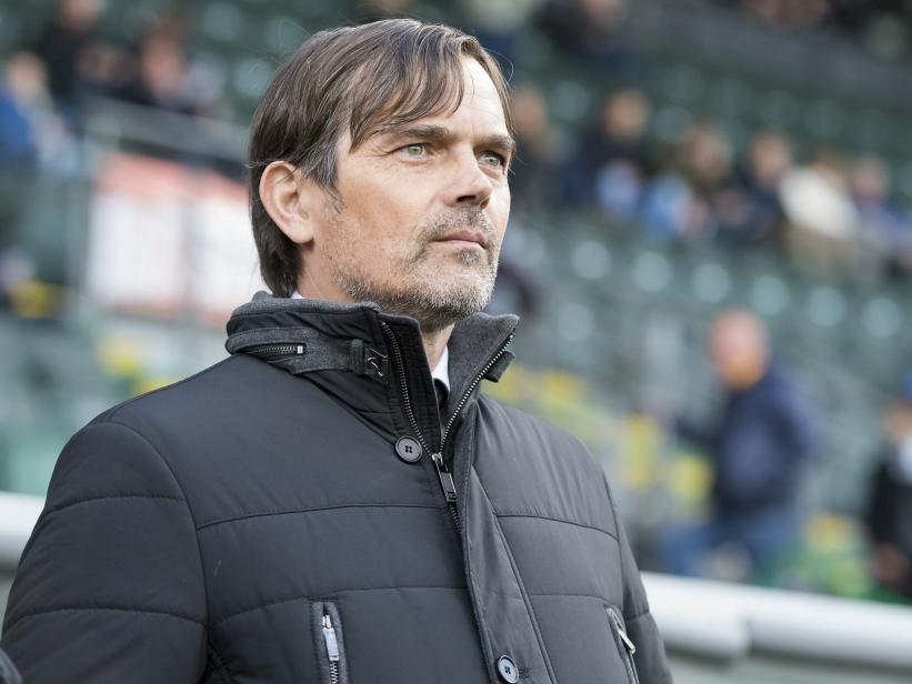 Phillip Cocu ziet vanaf de zijlijn toe hoe zijn basiself zich voorbereidt op het uitduel met ADO Den Haag. (15-04-2017) Phillip Cocu ziet vanaf de zijlijn toe hoe zijn basiself zich voorbereidt op het uitduel met ADO Den Haag. (15-04-2017)