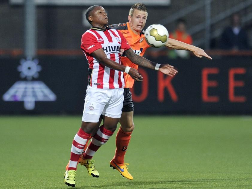 Steven Bergwijn (l.) probeert de bal op zijn borst aan te nemen, maar Ties Evers (r.) zit hem in de weg tijdens de wedstrijd FC Volendam - Jong PSV. (11-09-2015)