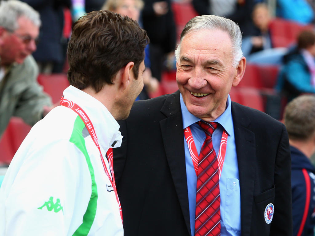 Bernd Schröder wurde vom DFB ausgezeichnet Bernd Schröder wurde vom DFB ausgezeichnet