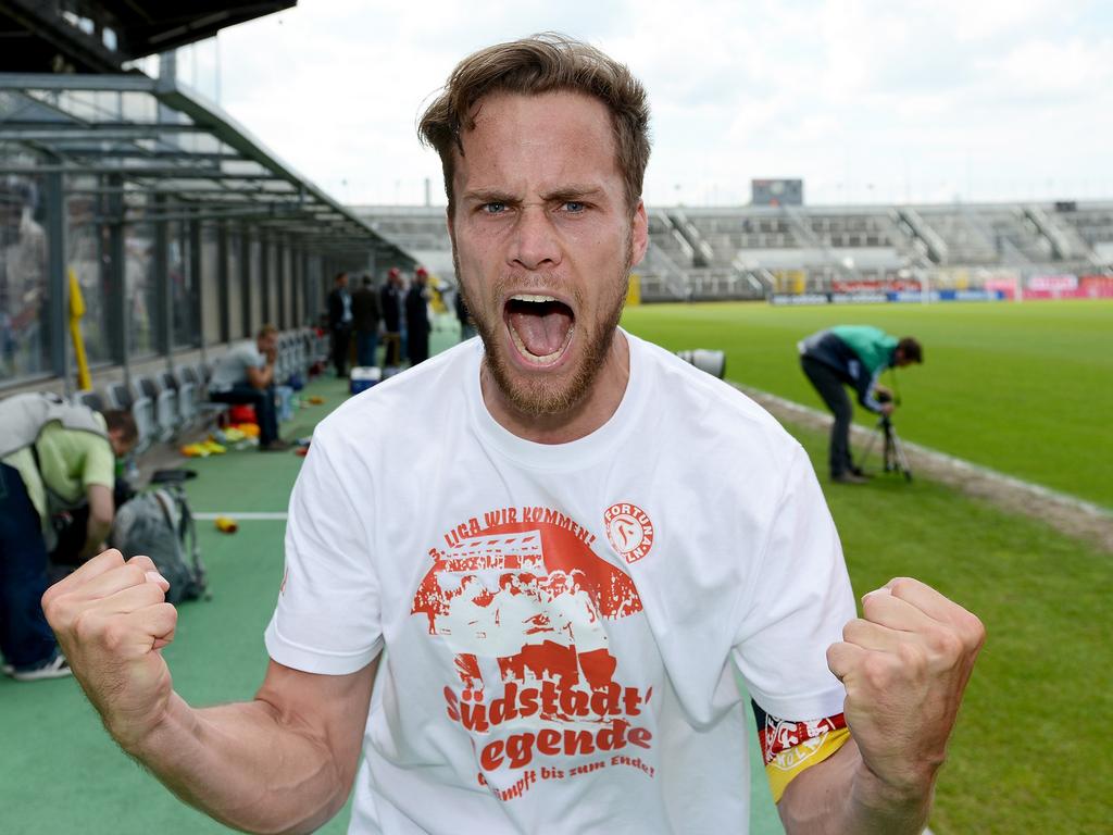 Sebastian Zinke feiert nach Abpfiff Fortunas Aufstieg in die 3. Liga Sebastian Zinke feiert nach Abpfiff Fortunas Aufstieg in die 3. Liga