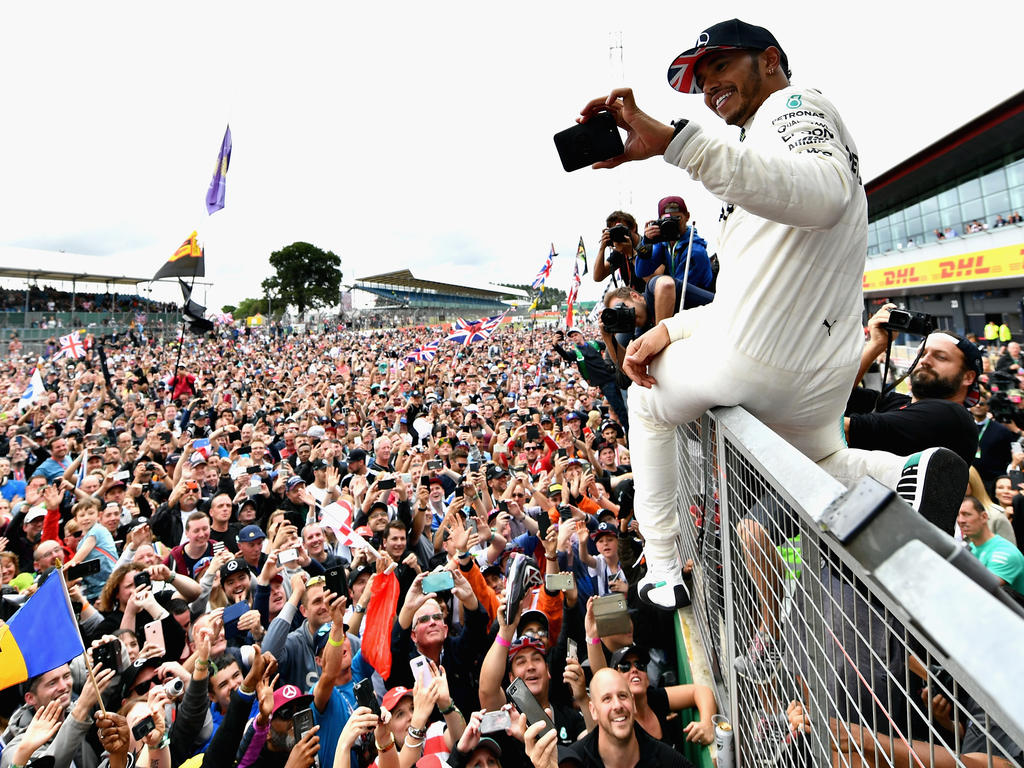 Doch wieder Fanliebling: Lewis Hamilton lässt sich nach seinem Sieg feiern Doch wieder Fanliebling: Lewis Hamilton lässt sich nach seinem Sieg feiern