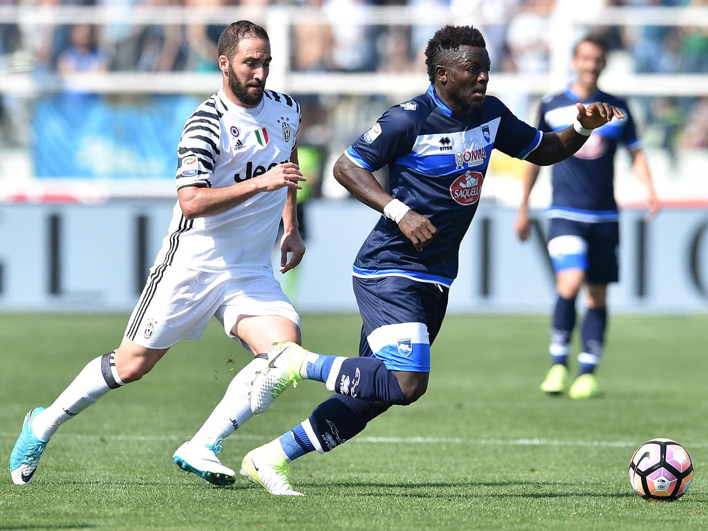 Higuaín (izq.) intenta robarle el cuero a Muntari del Pescara. (Foto: Getty) Higuaín (izq.) intenta robarle el cuero a Muntari del Pescara. (Foto: Getty)