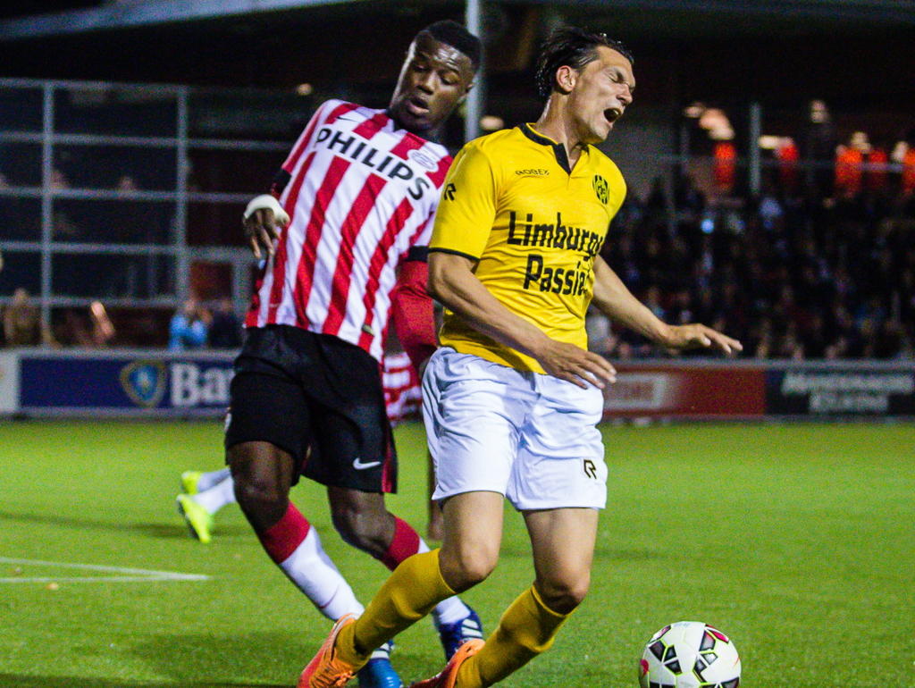 Augustine Loof (l.) legt Danny Schreurs neer in de zestien en de scheidsrechter legt de bal op de stip tijdens Jong PSV - Roda JC. (20-04-2015) Augustine Loof (l.) legt Danny Schreurs neer in de zestien en de scheidsrechter legt de bal op de stip tijdens Jong PSV - Roda JC. (20-04-2015)