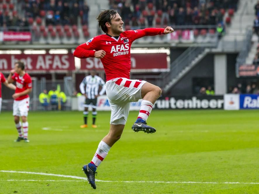 Joris van Overeem heeft net AZ op zeer fraaie wijze 3-0 voor gezet tegen ADO Den Haag. Hij viert zijn eigen feestje. Joris van Overeem heeft net AZ op zeer fraaie wijze 3-0 voor gezet tegen ADO Den Haag. Hij viert zijn eigen feestje.