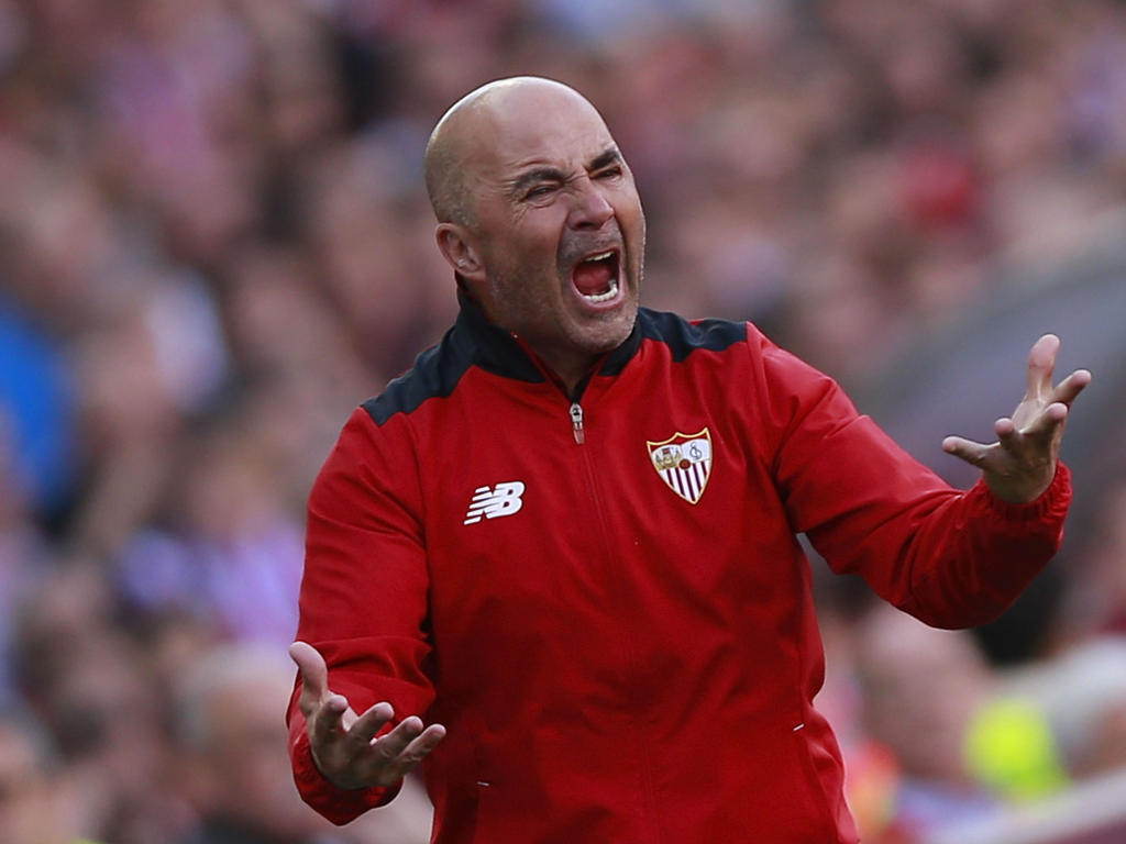 Jorge Sampaoli dirigiendo al Sevilla en el Calderón (Foto: Getty) Jorge Sampaoli dirigiendo al Sevilla en el Calderón (Foto: Getty)