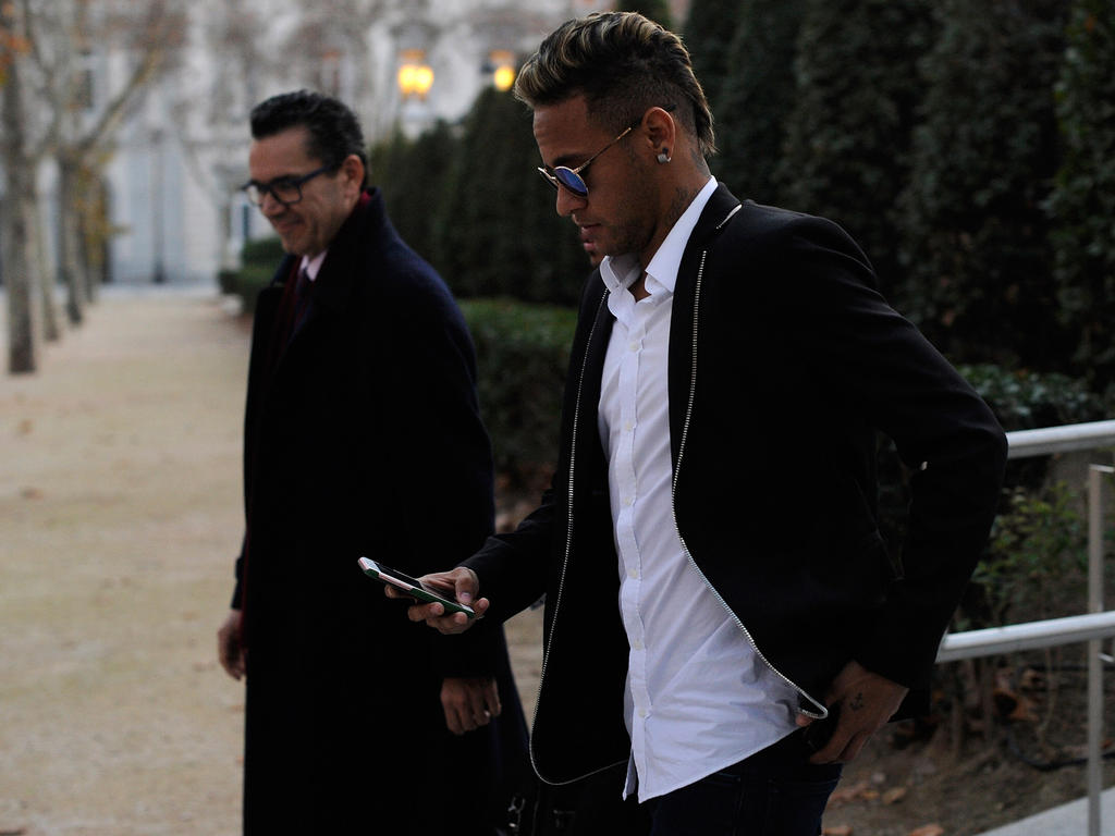 Neymar (r.) muss nun eine erheblich geringere Geldbuße zahlen Neymar (r.) muss nun eine erheblich geringere Geldbuße zahlen