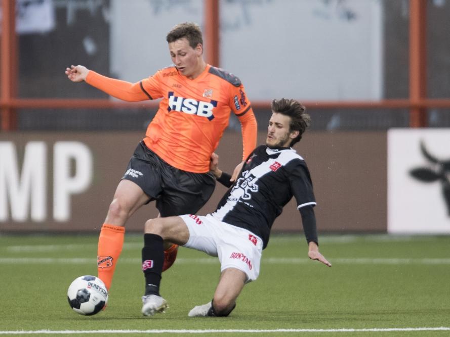 Enzo Stroo (l.) probeert langs Pieter Nys (r.) te komen, maar de speler van MVV legt een sliding om de bal weg te tikken. (28-04-2017) Enzo Stroo (l.) probeert langs Pieter Nys (r.) te komen, maar de speler van MVV legt een sliding om de bal weg te tikken. (28-04-2017)