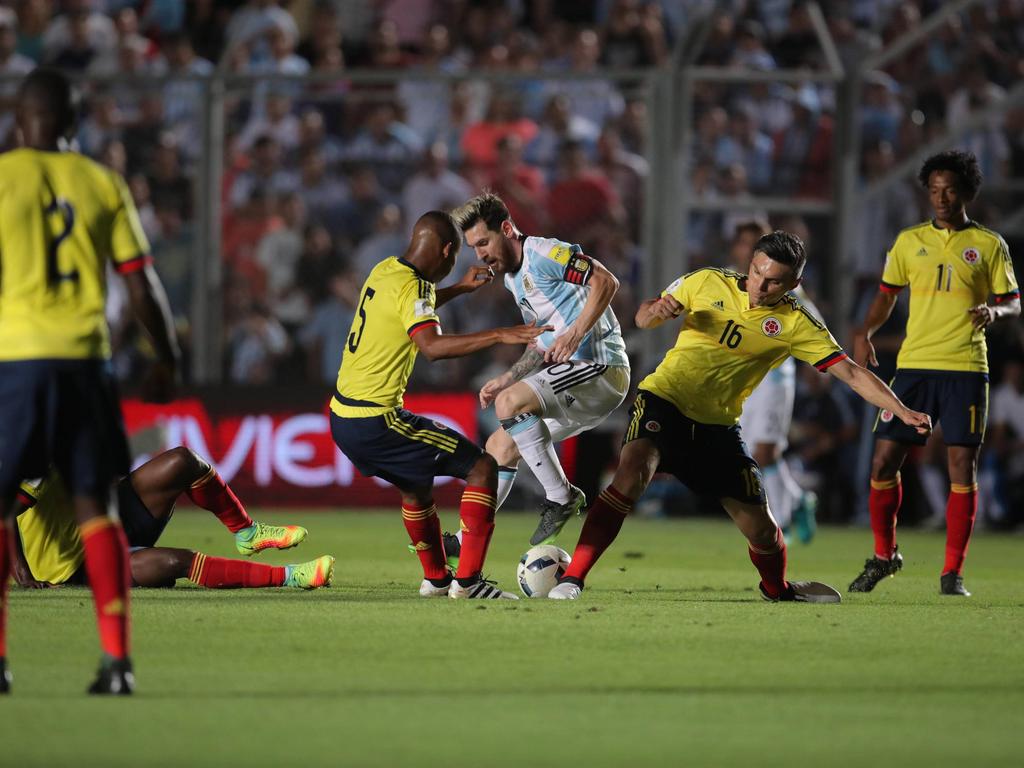 Lionel Messi (M.) war auch mit vereinten Kräften kaum zu stoppen Lionel Messi (M.) war auch mit vereinten Kräften kaum zu stoppen