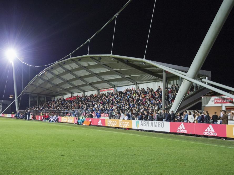 De hoofdtribune van trainingscomplex De Toekomst zit goed gevuld voor Jong Ajax - FC Oss. (26-09-2016)