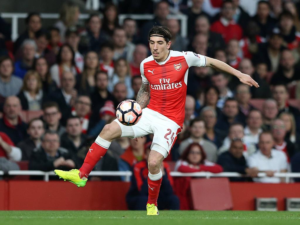 Héctor Bellerín controleert de bal tijdens het FA Cup-duel Arsenal - Lincoln City (11-03-2017). Héctor Bellerín controleert de bal tijdens het FA Cup-duel Arsenal - Lincoln City (11-03-2017).
