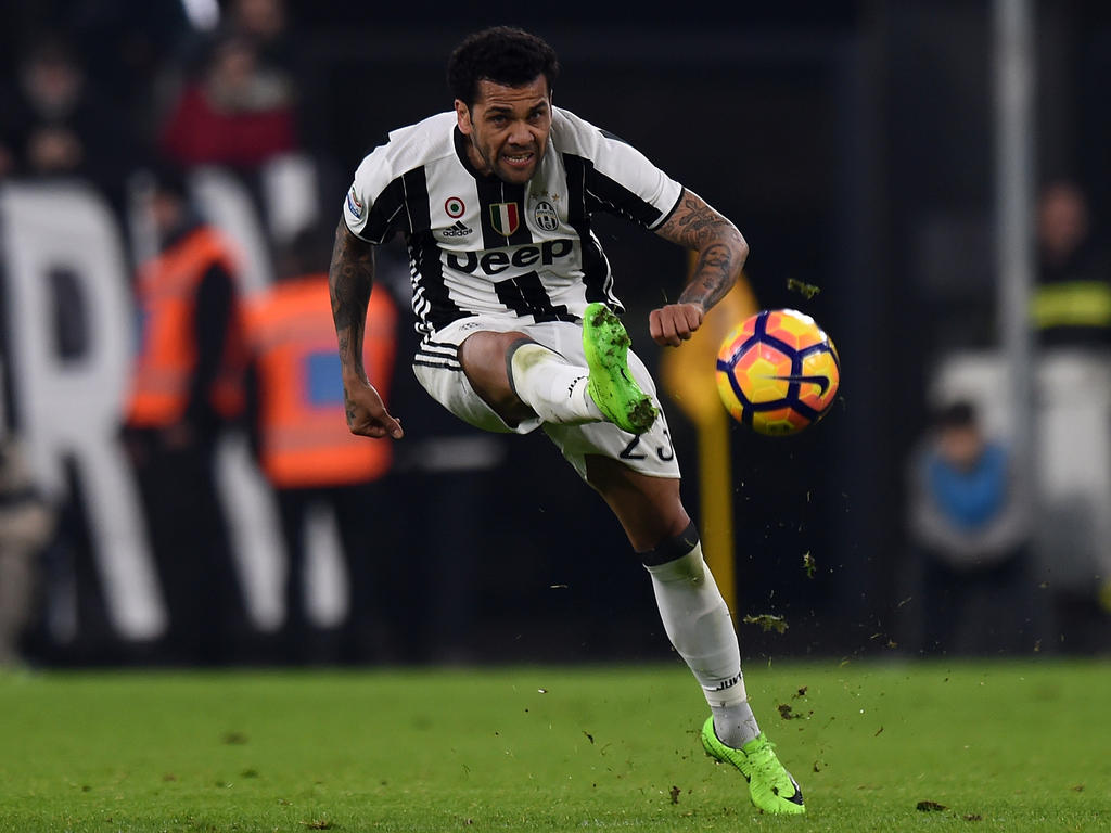 Dani Alves consoló a sus compañeros. (Foto: Getty) Dani Alves consoló a sus compañeros. (Foto: Getty)