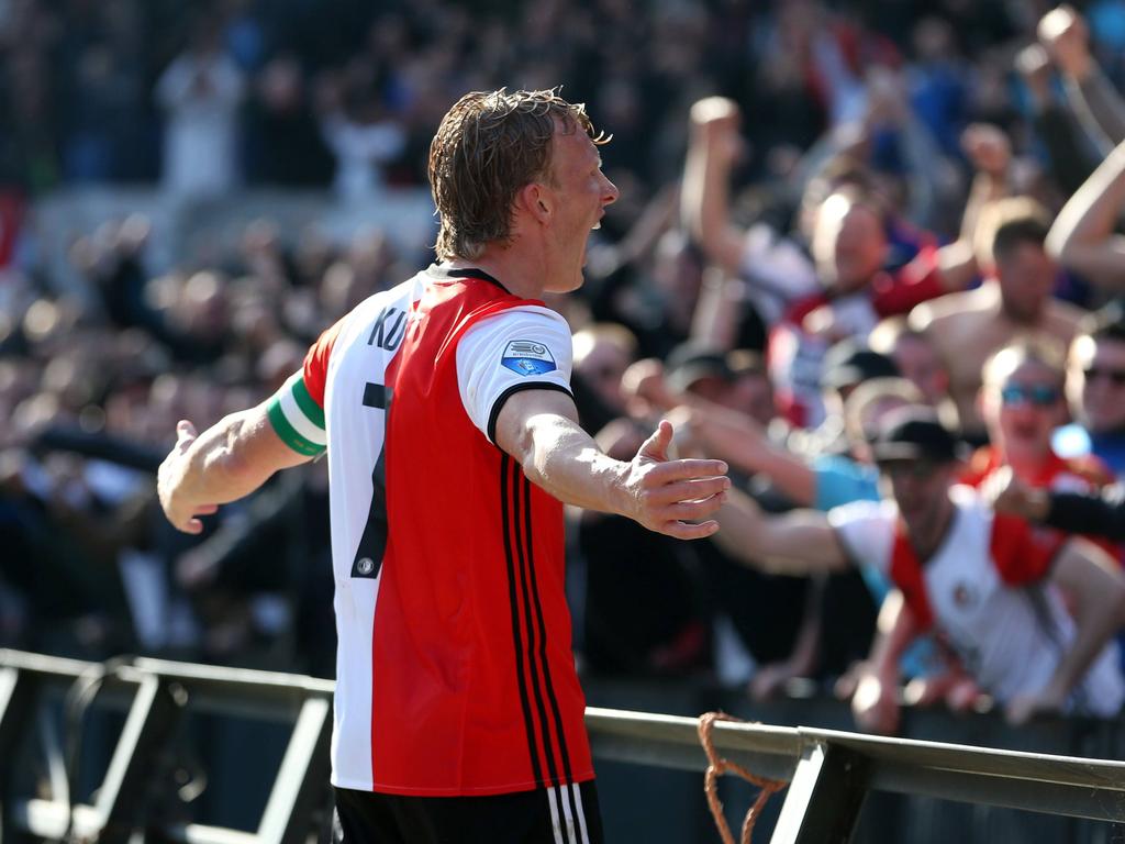 Voorafgaand aan het duel tussen Feyenoord en Vitesse was er een indrukwekkende minuut stilte. Alle spelers voetbalden ook met rouwbanden om, nadat de vrouw van Patrick Lodewijks overleed na een auto-ongeluk. Voorafgaand aan het duel tussen Feyenoord en Vitesse was er een indrukwekkende minuut stilte. Alle spelers voetbalden ook met rouwbanden om, nadat de vrouw van Patrick Lodewijks overleed na een auto-ongeluk.