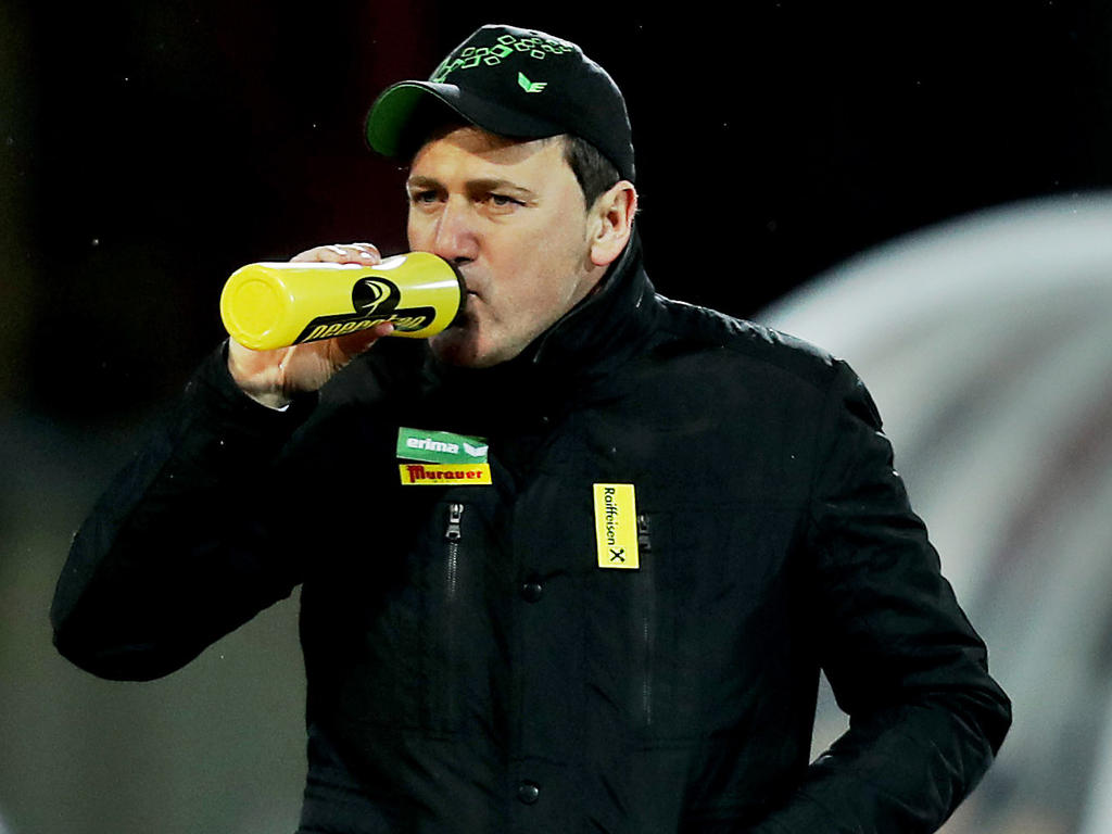 KSV-Trainer Abdulah Ibraković gönnt sich einen Schluck KSV-Trainer Abdulah Ibraković gönnt sich einen Schluck