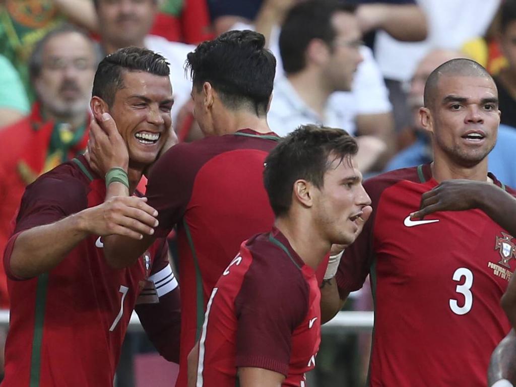 Cristiano Ronaldo (l.) hat sich mit Portugal warm geschossen Cristiano Ronaldo (l.) hat sich mit Portugal warm geschossen