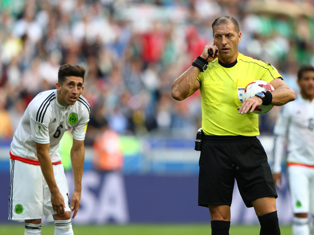 Beim Confederations Cup macht die technische Umsetzung beim Videobeweis Probleme Beim Confederations Cup macht die technische Umsetzung beim Videobeweis Probleme