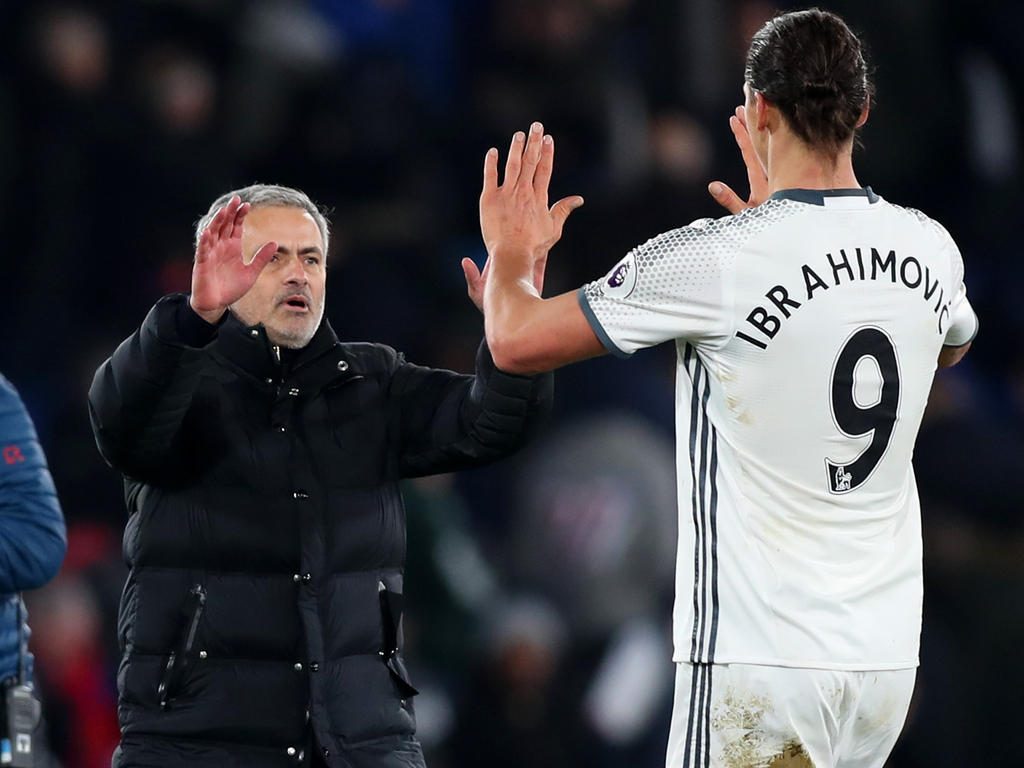 Zlatan Ibrahimović (r.) könnte bei Manchester United noch einmal einen neuen Vertrag bekommen Zlatan Ibrahimović (r.) könnte bei Manchester United noch einmal einen neuen Vertrag bekommen