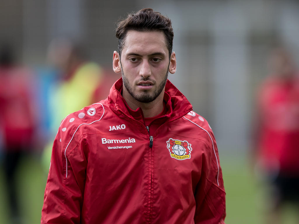 Hakan Çalhanoğlu soll das Interesse von zwei Premier-League-Klubs geweckt haben Hakan Çalhanoğlu soll das Interesse von zwei Premier-League-Klubs geweckt haben