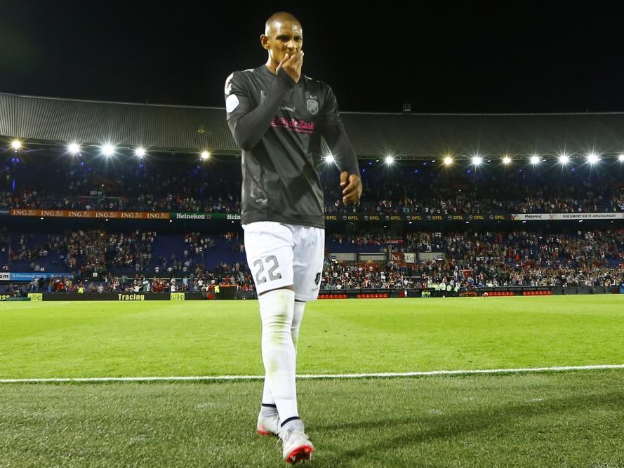 Sébastian Haller loopt teleurgesteld van het veld in Rotterdam. De Fransman scoort weliswaar twee keer tegen Feyenoord in de openingswedstrijd van FC Utrecht, maar het duel eindigt in een 3-2 zege voor de thuisploeg. (08-08-2015)