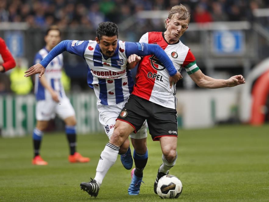 Dirk Kuyt (r.) verricht ook verdedigend werk en zorgt ervoor dat Reza Ghoochannejhad (l.) de bal niet krijgt tijdens sc Heerenveen - Feyenoord. (19-03-2017) Dirk Kuyt (r.) verricht ook verdedigend werk en zorgt ervoor dat Reza Ghoochannejhad (l.) de bal niet krijgt tijdens sc Heerenveen - Feyenoord. (19-03-2017)