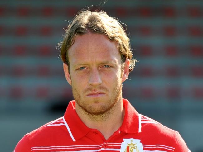 Ronnie Stam poseert in het shirt van Standard Luik. (16-07-2014)