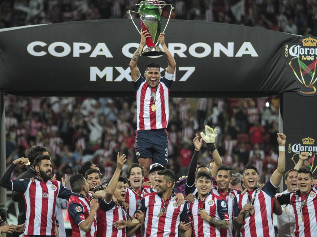 Los jugadores de Guadalajara posan con el trofeo conquistado. (Foto: Imago) Los jugadores de Guadalajara posan con el trofeo conquistado. (Foto: Imago)