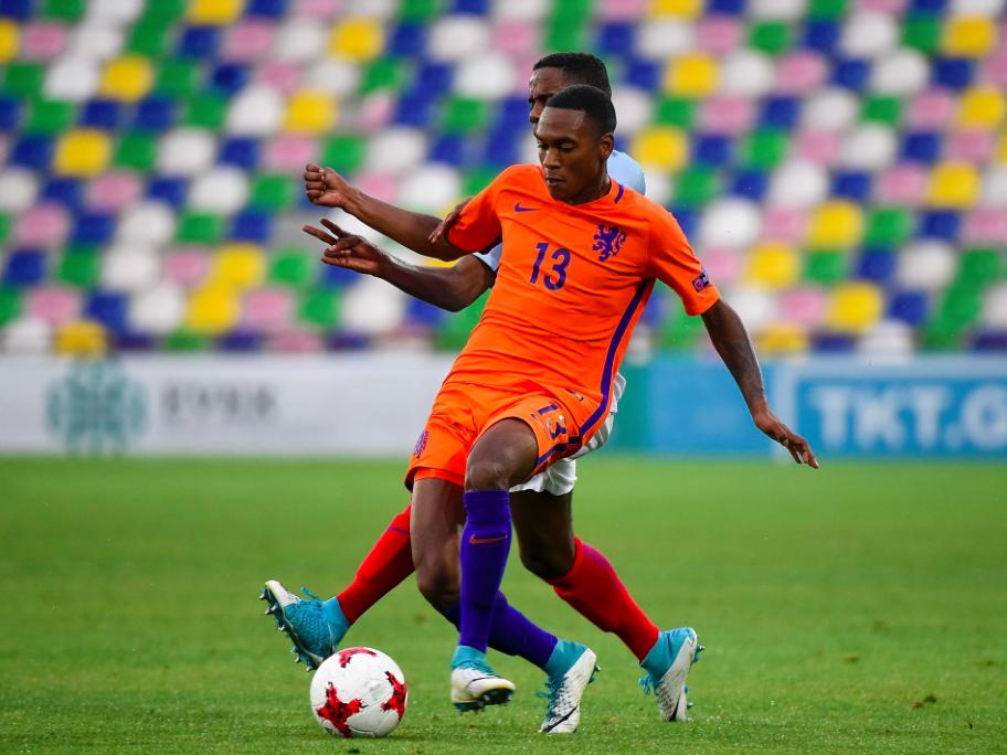 Navajo Bakboord passt de bal in duel met Engeland op het EK u19. (06-07-2017) Navajo Bakboord passt de bal in duel met Engeland op het EK u19. (06-07-2017)