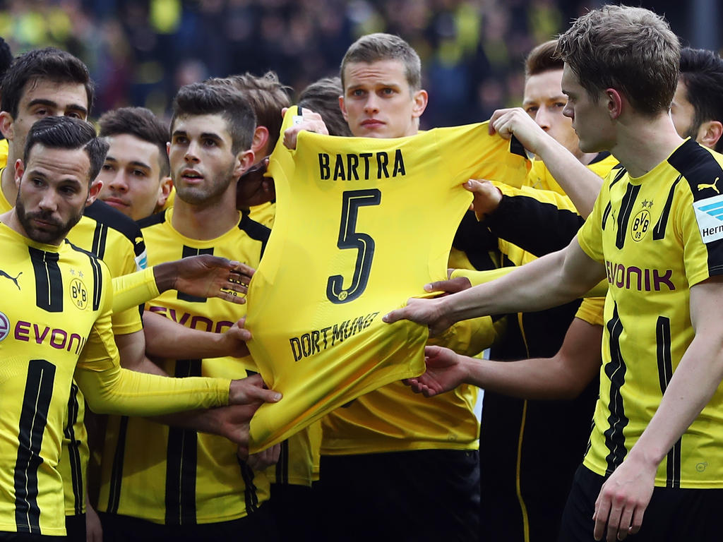 Sus compañeros dedicaron la victoria al español Marc Bartra. (Foto: Getty) Sus compañeros dedicaron la victoria al español Marc Bartra. (Foto: Getty)