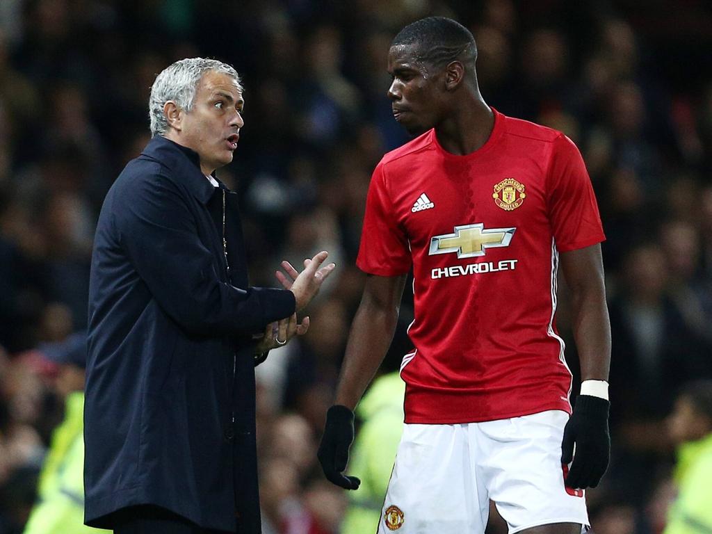José Mourinho (l.) nimmt Paul Pogba in Schutz José Mourinho (l.) nimmt Paul Pogba in Schutz