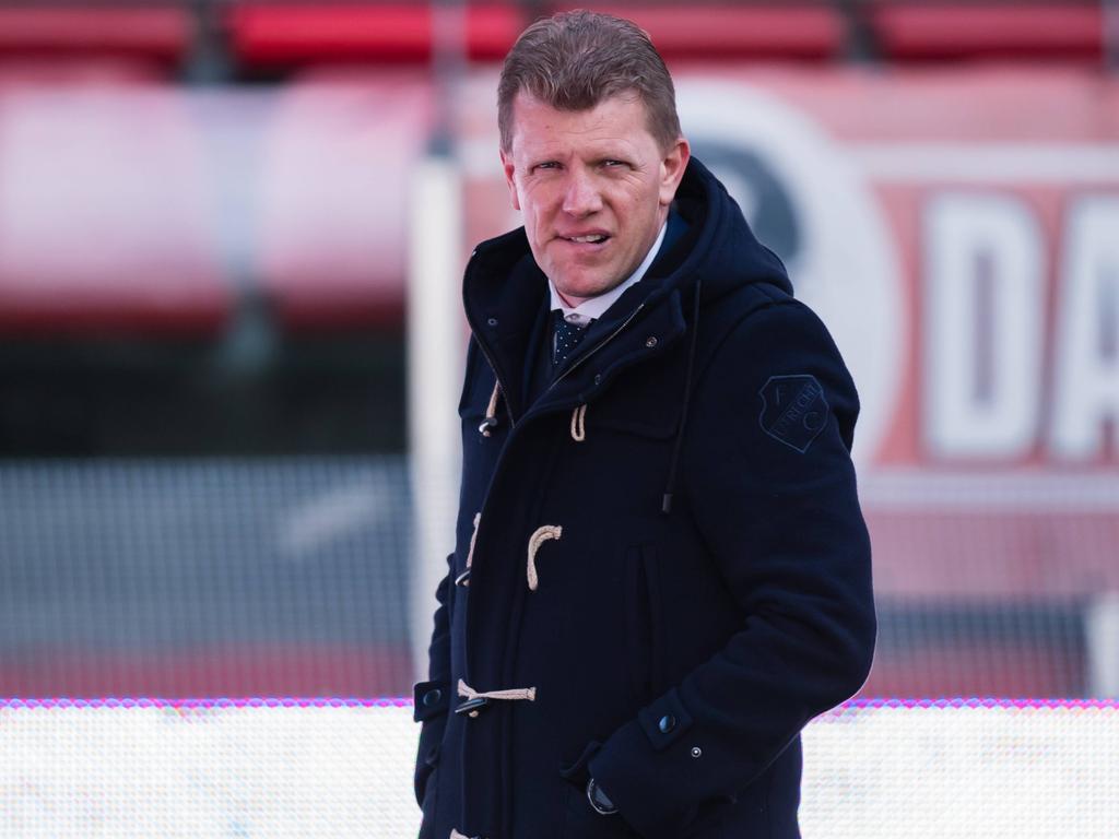 Jong FC Utrecht-trainer Robin Pronk bekijkt de verrichtingen van zijn elftal vanaf de zijkant tijdens het competitieduel met FC Oss (10-04-2017). Jong FC Utrecht-trainer Robin Pronk bekijkt de verrichtingen van zijn elftal vanaf de zijkant tijdens het competitieduel met FC Oss (10-04-2017).