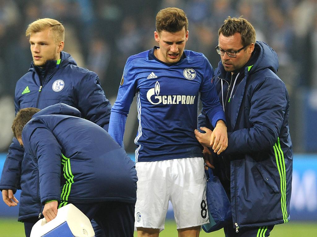 Leon Goretzka (M.) musste zwischenzeitlich behandelt werden Leon Goretzka (M.) musste zwischenzeitlich behandelt werden