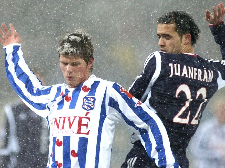 Juanfran (r.) probeert Klaas Jan Huntelaar van de bal te zetten tijdens sc Heerenveen - Ajax. (30-12-2005) Juanfran (r.) probeert Klaas Jan Huntelaar van de bal te zetten tijdens sc Heerenveen - Ajax. (30-12-2005)