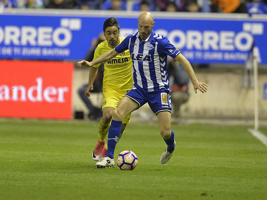 Jaume Costa (izq.) presiona a Toquero para que no pueda avanzar. (Foto: Imago) Jaume Costa (izq.) presiona a Toquero para que no pueda avanzar. (Foto: Imago)