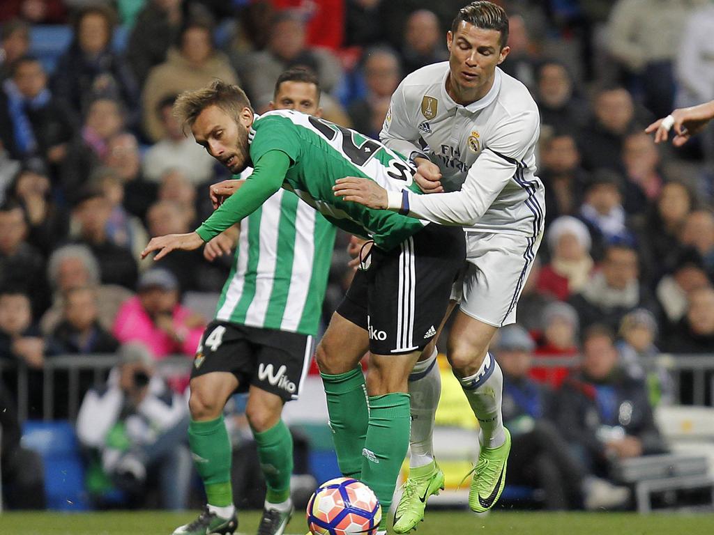 Pezzella y Cristiano en el Bernabéu. (Foto: Getty) Pezzella y Cristiano en el Bernabéu. (Foto: Getty)