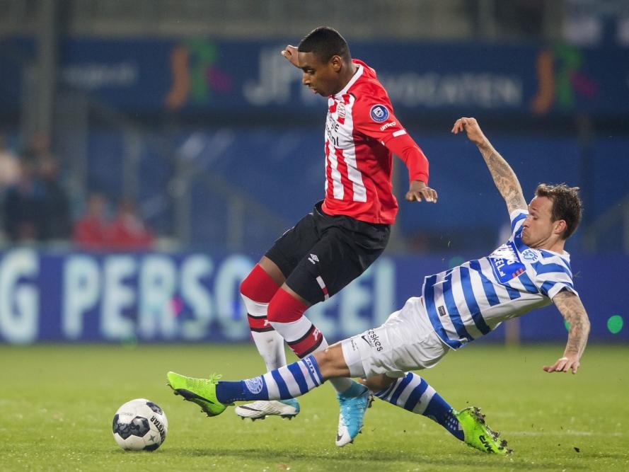 Pablo Rosario (l.) probeert een tackle van Robert Klaasen (r.) te ontwijken tijdens het competitieduel De Graafschap - Jong PSV (31-03-2017). Pablo Rosario (l.) probeert een tackle van Robert Klaasen (r.) te ontwijken tijdens het competitieduel De Graafschap - Jong PSV (31-03-2017).