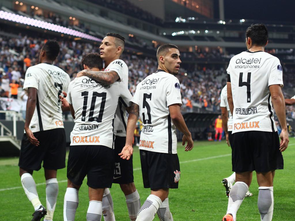 Corinthians celebra uno de sus tantos en casa de la U. de Chile. (Foto: Imago) Corinthians celebra uno de sus tantos en casa de la U. de Chile. (Foto: Imago)
