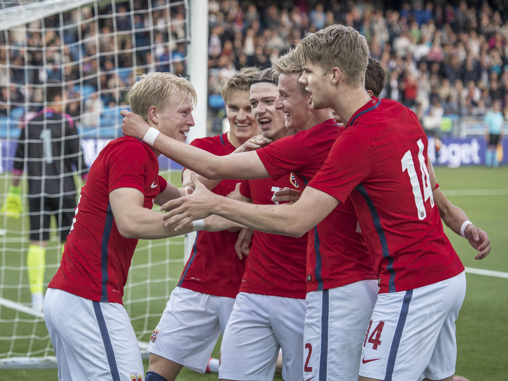 Kristoffer Ajer (r.) hätte gegen den Kosovo nicht spielen dürfen Kristoffer Ajer (r.) hätte gegen den Kosovo nicht spielen dürfen