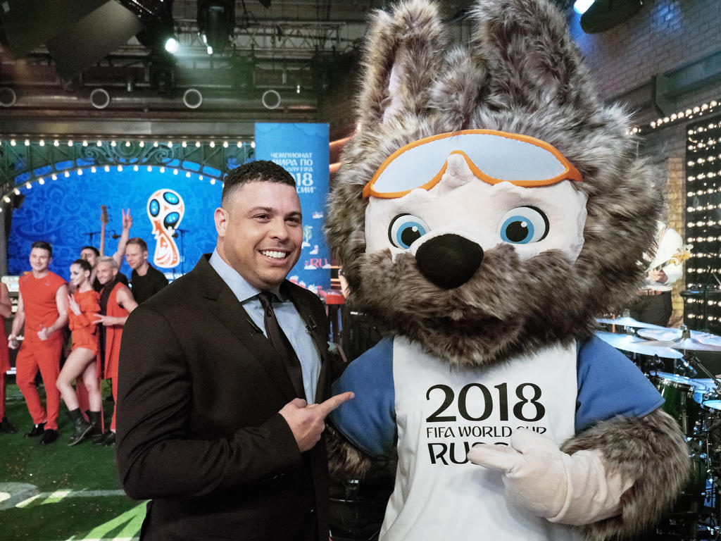 Ex-Weltmeister Ronaldo mit dem Maskottchen der WM 2018 Zabivaka Ex-Weltmeister Ronaldo mit dem Maskottchen der WM 2018 Zabivaka