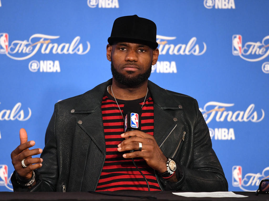 LeBron James hat seine Meinung zu den beleidigenden Aussagen von Donald Trump geäußert LeBron James hat seine Meinung zu den beleidigenden Aussagen von Donald Trump geäußert